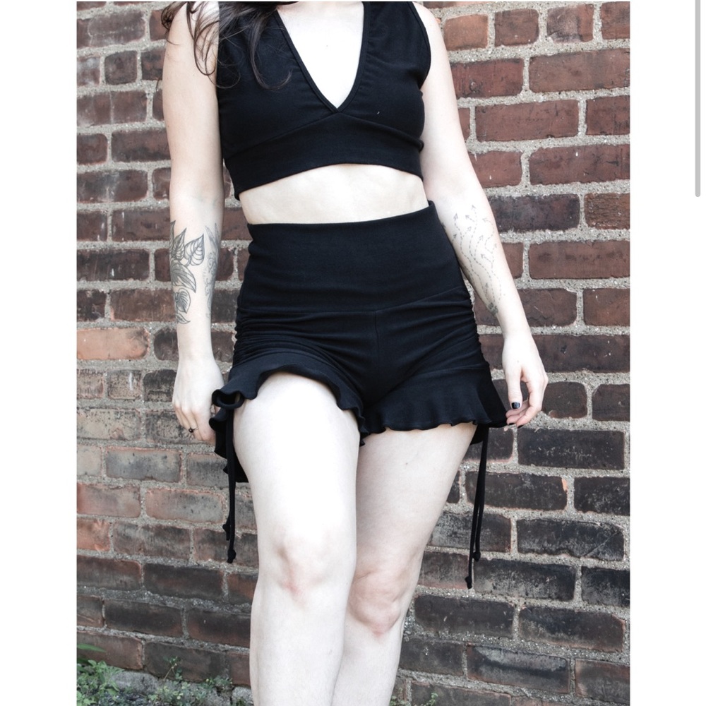 Harmonic Threads Ruffle Shorts XS Black